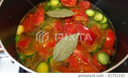 準備夏季蔬菜咖哩 81752102