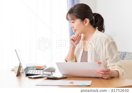 女人在家遠程辦公 女人在家遠程辦公 81752630