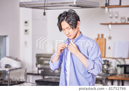 一名年輕人在遠距辦公時換衣服 81752766