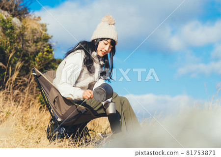 Woman doing solo camp Woman doing solo camp 81753871