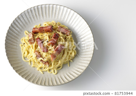 Aerial view of carbonara with crispy thick-sliced bacon on a white background 81753944