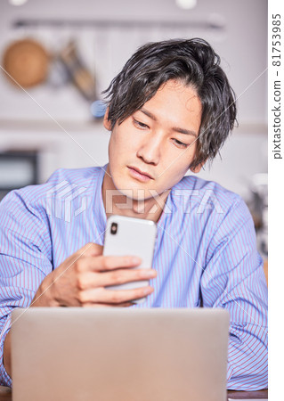 A young man who loses concentration while teleworking and surfs the internet A young man who loses concentration while teleworking and surfs the internet 81753985