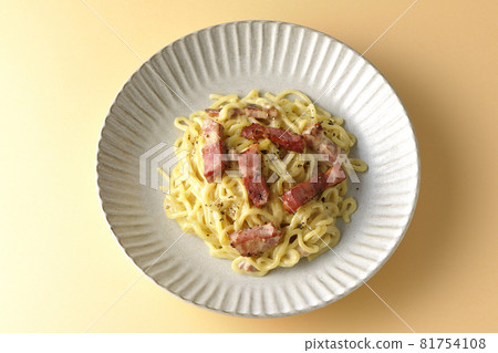 Aerial view of carbonara with crispy thick-sliced bacon Aerial view of carbonara with crispy thick-sliced bacon 81754108