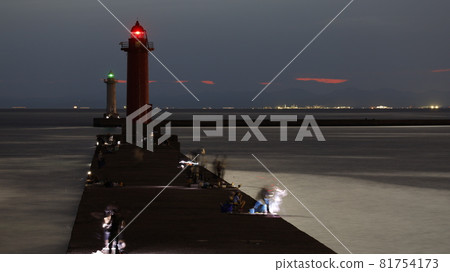 兵庫縣播磨町新島的東播磨港紅色燈塔和夜間釣魚的人們 兵庫縣播磨町新島的東播磨港紅色燈塔和夜間釣魚的人們 81754173
