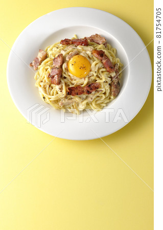 Aerial view of carbonara with egg yolk and crispy thick-sliced bacon Aerial view of carbonara with egg yolk and crispy thick-sliced bacon 81754705
