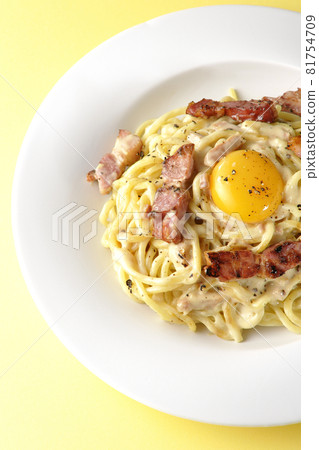 Aerial view of carbonara with egg yolk and crispy thick-sliced bacon 81754709