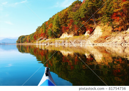 Autumn leaves and kayaking at Lake Gosho Autumn leaves and kayaking at Lake Gosho 81754736