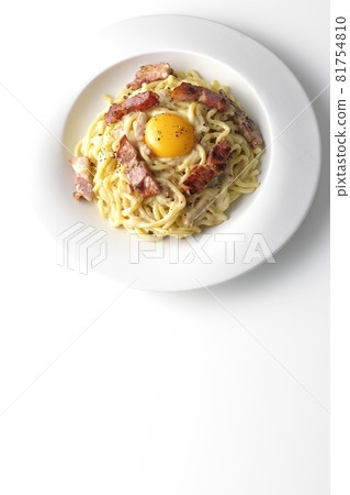 Aerial view of carbonara with egg yolk and crispy thick-sliced bacon on a white background Aerial view of carbonara with egg yolk and crispy thick-sliced bacon on a white background 81754810