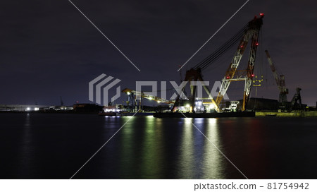 Night view of a huge crane ship, photographed in Niijima, Harima-cho, Hyogo Prefecture Night view of a huge crane ship, photographed in Niijima, Harima-cho, Hyogo Prefecture 81754942