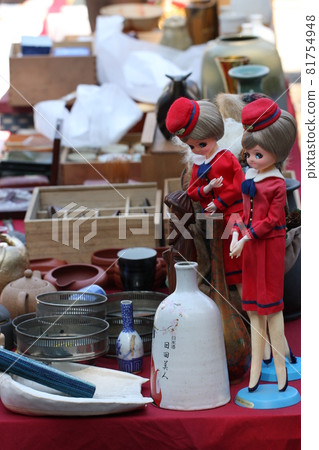 Find great bargains at the antique market Find great bargains at the antique market 81754948