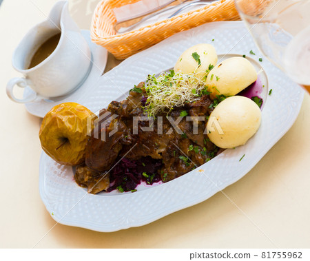 Duck with braised cabbage blue and yeast dumplings 81755962