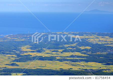 View of Nikaho's countryside and the Sea of Japan from the Hokotate observation deck at the fifth station of Mount Chokai's Kisakataguchi in Kisakata-cho, Nikaho City, Akita Prefecture 81756454