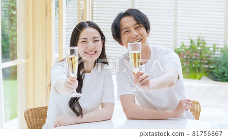 Couple drinking alcohol 81756867