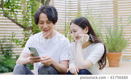 Young couples looking at smartphones Young couples looking at smartphones 81756880