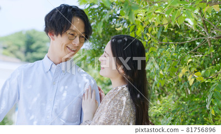 笑臉的年輕夫婦 笑臉的年輕夫婦 81756896