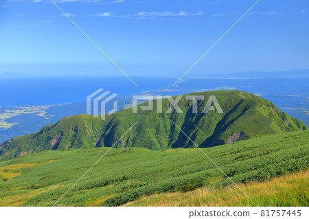 Yuza Town, Akumi District, Yamagata Prefecture: A view from near Mihamagoya on the hiking trail to Mount Chokai, which straddles Yamagata and Akita. 81757445