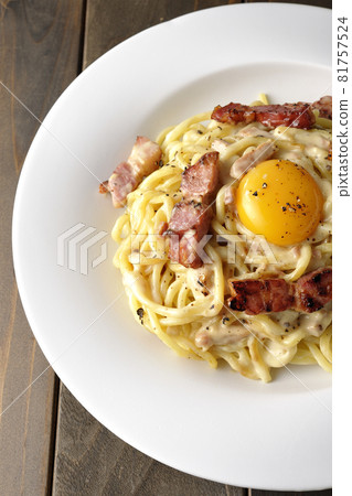 Aerial view of carbonara with egg yolk and crispy thick-sliced bacon 81757524