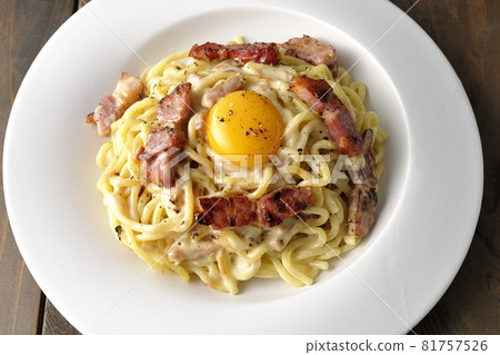 Aerial view of carbonara with egg yolk and crispy thick-sliced bacon 81757526