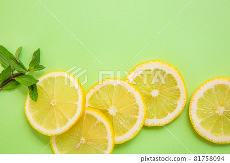 綠色背景紙和檸檬片 81758094