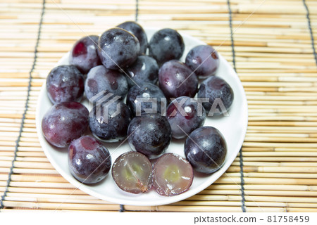 New Pione grapes from Kagawa Prefecture New Pione grapes from Kagawa Prefecture 81758459