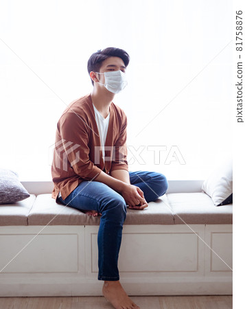 戴著外科口罩的亞洲年輕男性 戴著外科口罩的亞洲年輕男性 81758876