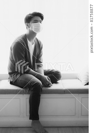 戴著外科口罩的亞洲年輕男性 戴著外科口罩的亞洲年輕男性 81758877