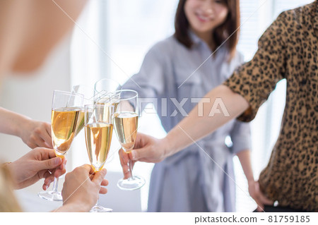 年輕男女在聚會中敬酒 81759185