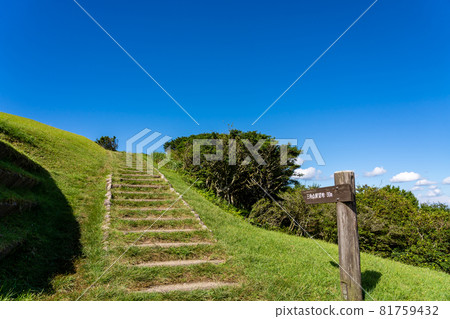 三重縣津市青山高原山頂二級三角測量點的階梯 81759432