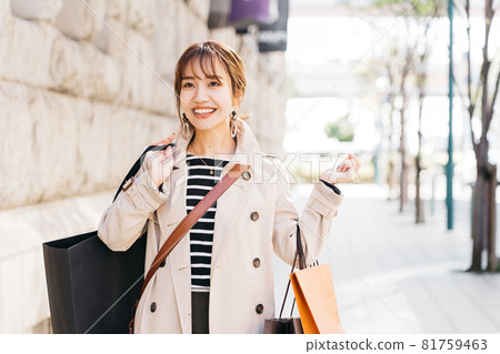 Young women shopping 81759463