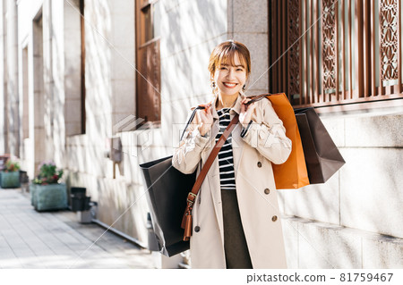 Young women shopping 81759467