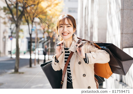 年輕女性購物 81759471
