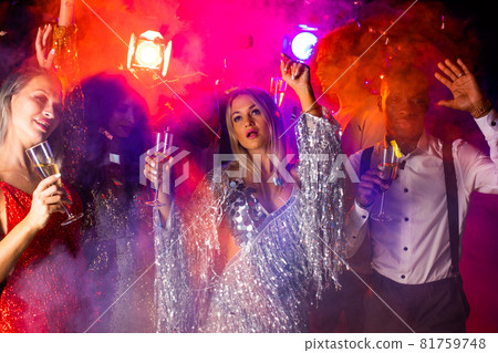 People dancing at party 81759748