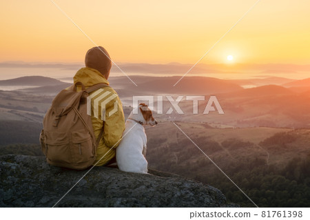 Alone tourist sitting on the edge of the cliff 81761398