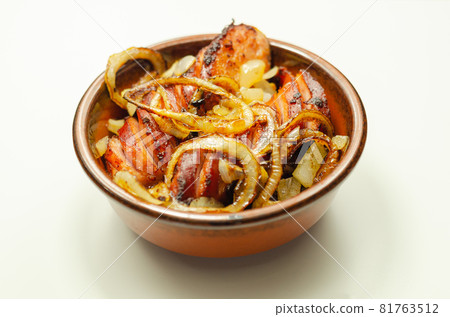 Traditionally roasted German sausage with onion served in a ceramic bowl Traditionally roasted German sausage with onion served in a ceramic bowl 81763512
