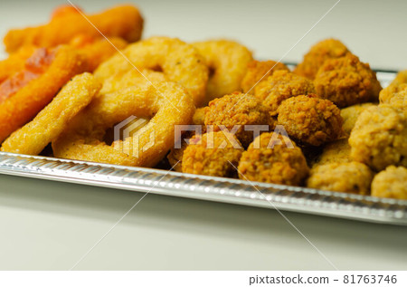 Southern fried and roast chicken bites, onion rings and mozzarella stick served on the silver tray Southern fried and roast chicken bites, onion rings and mozzarella stick served on the silver tray 81763746