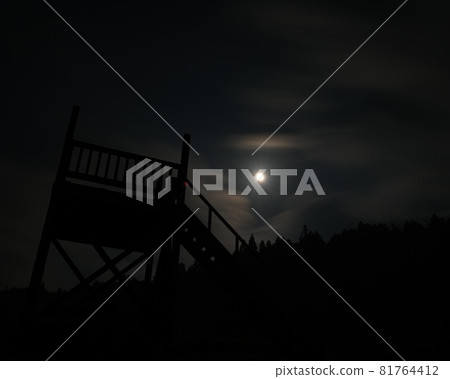 夜間眺望吉延梯田的觀景台和月亮 81764412