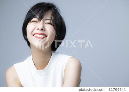 A woman with short hair 81764841