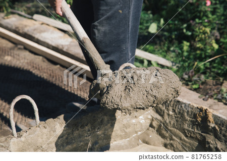 Cementing garden paths on top of metal mesh, construction work in the garden 81765258