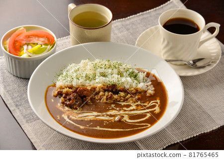 Beef curry set (with coffee, salad and soup) Beef curry set (with coffee, salad and soup) 81765465