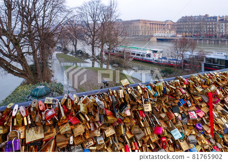Paris, Pont Neuf, a sanctuary for lovers, a message of love engraved on a small key Paris, Pont Neuf, a sanctuary for lovers, a message of love engraved on a small key 81765902