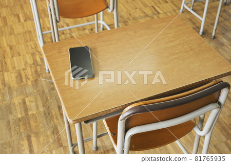 教室和智能手機 81765935