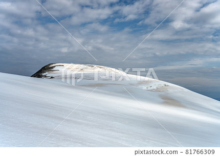 Snowy summit of Kleinvenediger, 3470 m, 11385 ft, mountain in the Venediger Group, Hohe Tauern National Park, Austrian Alps Snowy summit of Kleinvenediger, 3470 m, 11385 ft, mountain in the Venediger Group, Hohe Tauern National Park, Austrian Alps 81766309