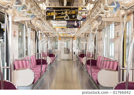 空蕩蕩的通勤列車內 81766842