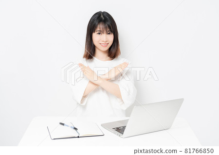A young woman making an NG sign while using a laptop A young woman making an NG sign while using a laptop 81766850