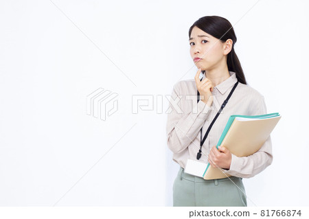 A business woman in her thirties who is seriously worried A business woman in her thirties who is seriously worried 81766874