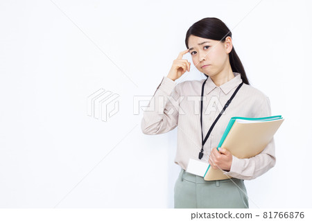 A business woman in her thirties who is seriously worried A business woman in her thirties who is seriously worried 81766876