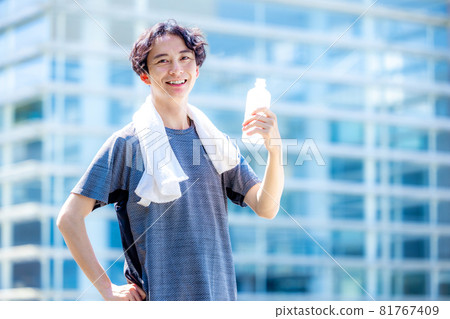 A scene where a man is hydrating in the gym A scene where a man is hydrating in the gym 81767409