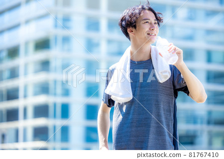 A scene where a man is hydrating in the gym 81767410