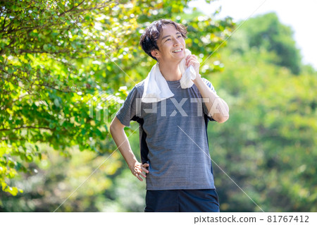 戶外運動後擦汗的男人 81767412