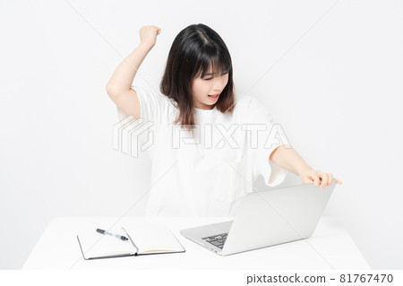 Young woman waking up while using laptop Young woman waking up while using laptop 81767470